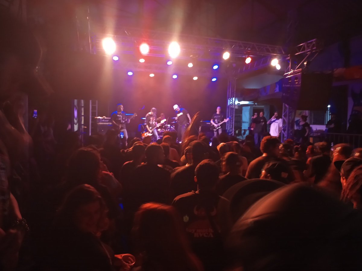 nandosiol's tweet photo. Momentos de show do @garagef quase agora no Tendal Da Lapa! #garagefuzz #tendaldalapa https://t.co/zhHkIllZlZ