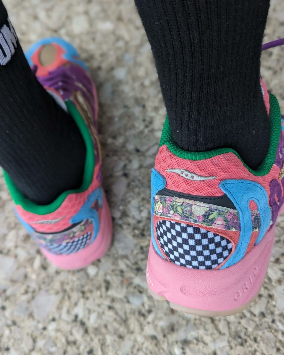 amcmath04's tweet photo. Sunday! #KOTD #Saucony #Gridazura2000 #JaeTips #rememberwhofronted #ashwithkicks #wearyoursneakers #yoursneakersaredope
👟 @sauconyoriginals x @JaeTips https://t.co/Dw6nTPzzko