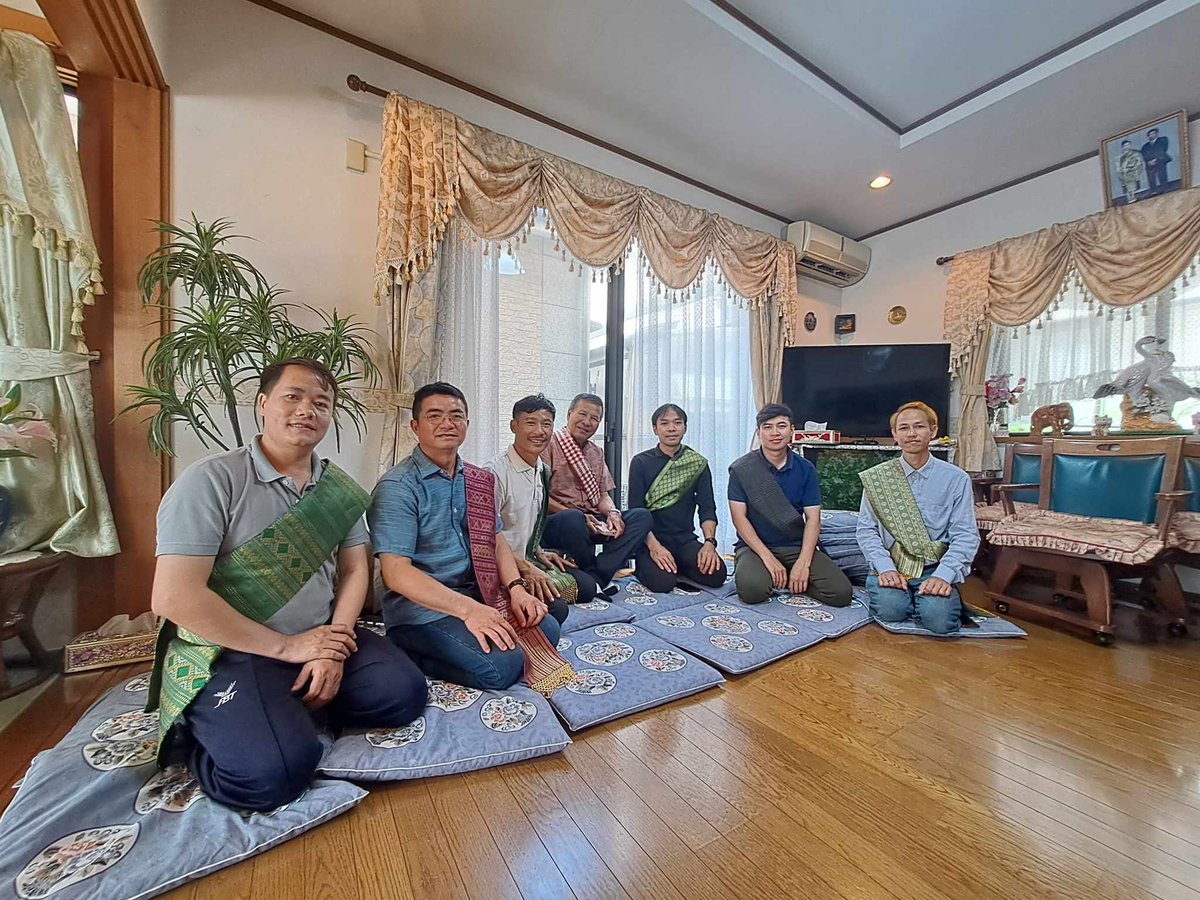 THEpeww's tweet photo. Today presents a wonderful opportunity for me to participate in the traditional act of offering food to monks, known as "Tak Bat," at Aunt and Uncle's house. We are joined by fellow Lao students and Lao families residing in Japan.

#Monks traveling from Laos.🙏🙏🙏 https://t.co/xRoopGgHjU