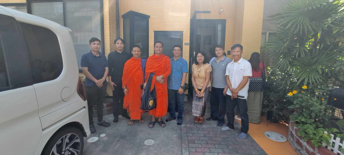 Today presents a wonderful opportunity for me to participate in the traditional act of offering food to monks, known as "Tak Bat," at Aunt and Uncle's house. We are joined by fellow Lao students and Lao families residing in Japan.

#Monks traveling from Laos.🙏🙏🙏