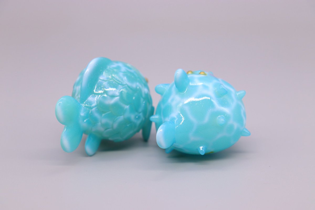 toshihikoito's tweet photo. 香港の作家さんで78joさんのソフビ『Ball ball fish』と『Puffer ball fish』をカスタムペイントしました。
蓄光素体に水中迷彩カラーを施しました。
暗闇でぼんやり光った時にも波模様が浮かびます。

発売は香港になります。
販売に関しては78joさんのアカウントをチェックしてください。

 #78jo #BBO #sofubi #sofvi #painternet #ソフビ #custompaint