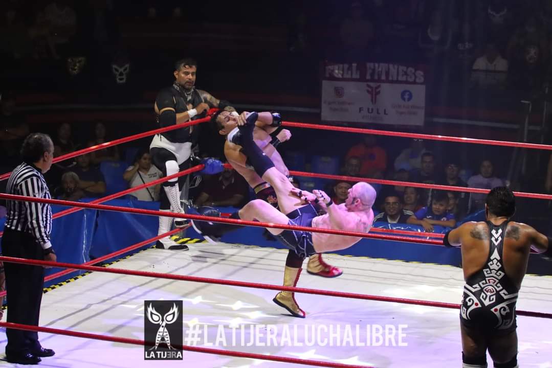 LaTijeraLucha's tweet photo. La lucha súper estelar de #GrupoInternacionalRevolucion es para la dupla de @WagnerJrOficial e #HijoDePirataMorgan por vía de la descalificación cuando #CapoMayor que fue respaldado por el recién llegado de Rusia #IvanRokov, cuando el #GalenoDelMal finge faul,ya que el referí... https://t.co/rV5YvVohRk