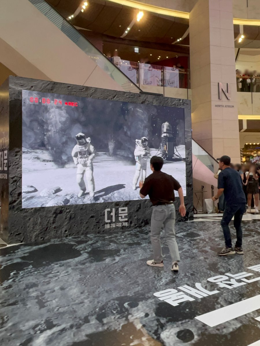 #더문 팝업존 도경수 본/인/등/판 👨‍🚀
(Feat. 김용화 감독님)

깜짝 게릴라 이벤트로 관객 마음에 안착 완료💘

📌팝업존 INFO
- 운영 기간: 7/21(금) ~ 8/2(수)
- 운영 장소: 여의도 IFC몰 L3 노스 아트리움
- 운영 시간: 평일 12:00~21:00 / 주말 11:00~21:00