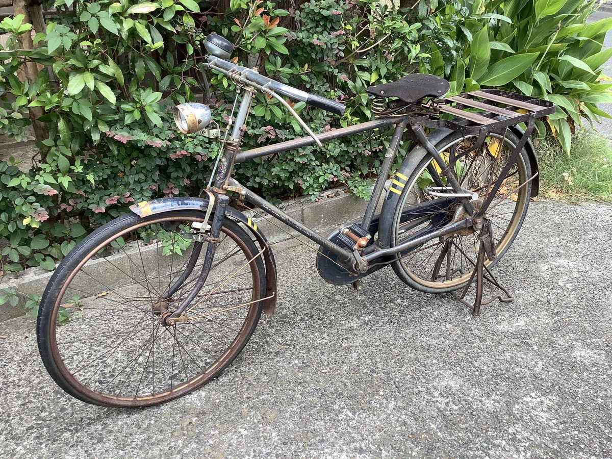 蓮月の入り口にずっと置いてある自転車。 山口自転車の山口 蓮月の入り口にずっと置いてある自転車。 山口自転車の山口