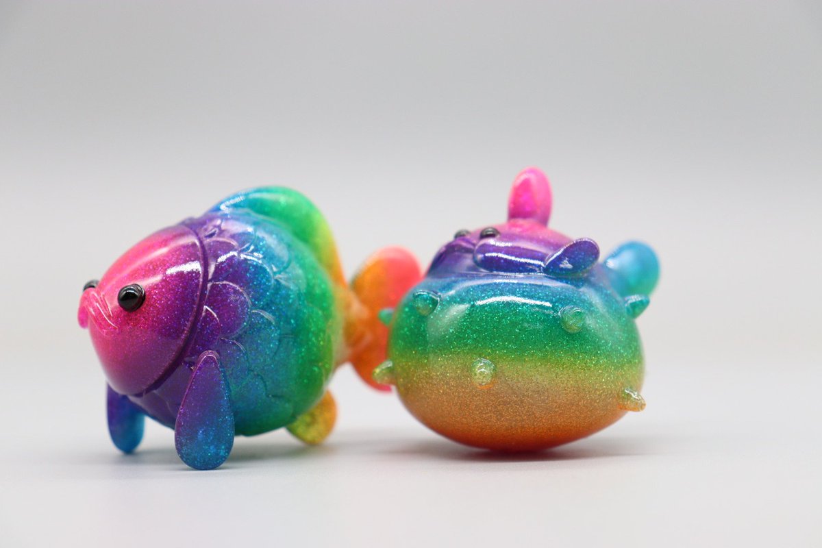 toshihikoito's tweet photo. 香港の作家さんで78joさんのソフビ『Ball ball fish』と『Puffer ball fish』をカスタムペイントしました。
ラメ入り素体を蛍光色のレインボーでペイントしました。

発売は香港になります。
販売に関しては78joさんのアカウントをチェックしてください。

 #78jo  #sofubi #sofvi #painternet #ソフビ #custompaint