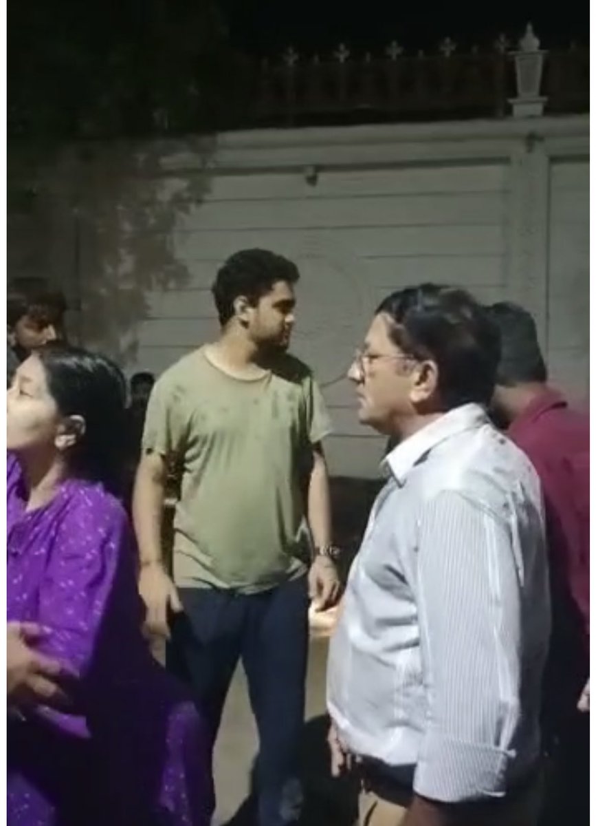 iDixitThakrar's tweet photo. અમદાવાદમાં નબીરાઓ બેફામ..!

અમદાવાદમાં વધુ એક નબીરાએ સર્જ્યો અકસ્માત, મણિનગરમાં નશામાં ધૂત નબીરાએ બેફામ કાર ચલાવીને બાંકડાને મારી ટક્કર, બાંકડા પર બેસી રહેલા લોકો હટી જતા જાનહાનિ ટળી, કારમાંથી દારૂની બોટલ પણ મળી https://t.co/YhqOGO5YXp