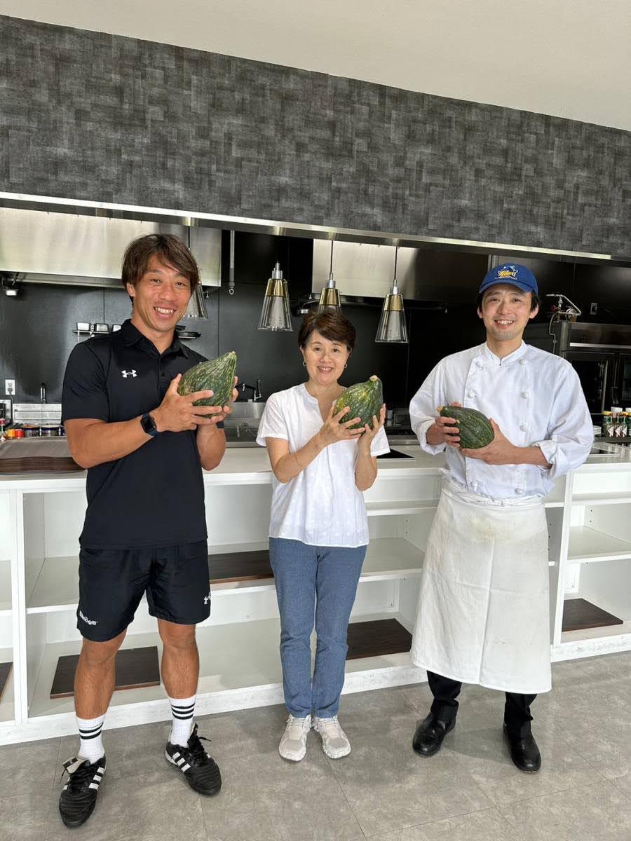 _ReikoHashimoto's tweet photo. 埼玉県熊谷市の顔となる「ナイストライ🏉」かぼちゃが収穫の時期を���えています。
8/19（土）開催の食育イベントではhttps://t.co/u5El5neW6Y ナイストライかぼちゃを使った「スポーツ弁当🍱」を食べながら、#埼玉ワイルドナイツ と、#ARKASUKUMAGAYA の選手によるトークセッションが行われます！ https://t.co/LR3RSt2i1J