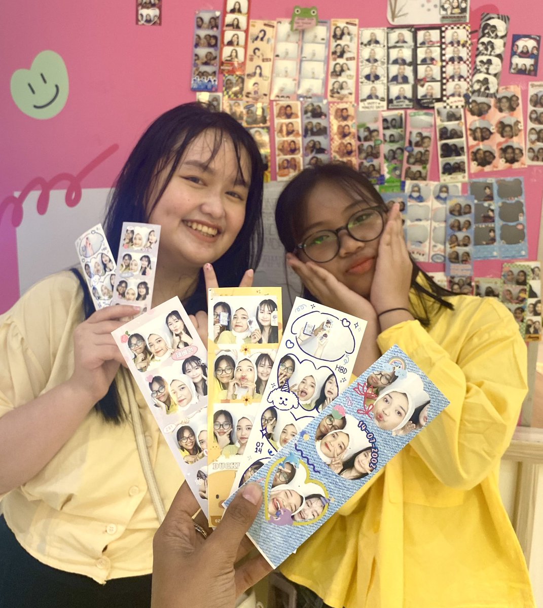 taeraeciluvs's tweet photo. — Edisi mencoba 4/5 photobooth frame happy taerae day w/ my little kkultarae’s sister 💛 @melovtaerae @kimtaeraeimnida 

thankyou for everyone who make cute frame on taerae birthday! love y’all🫶 @skyourside @taeraezy 

#HappyTaeraeDay 
#HappyDuckieDayItsTaeraeDay 🐥💛 https://t.co/5HVljNeEAr