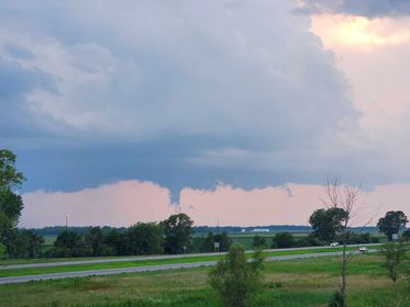 Saw some reports of rotation during our Facebook Live this evening. Later I saw this photo sent in by Jamey Lambert which was taken West of Illiopolis. #ILwx

<a href="/NWSLincolnIL/">NWS Lincoln IL</a>