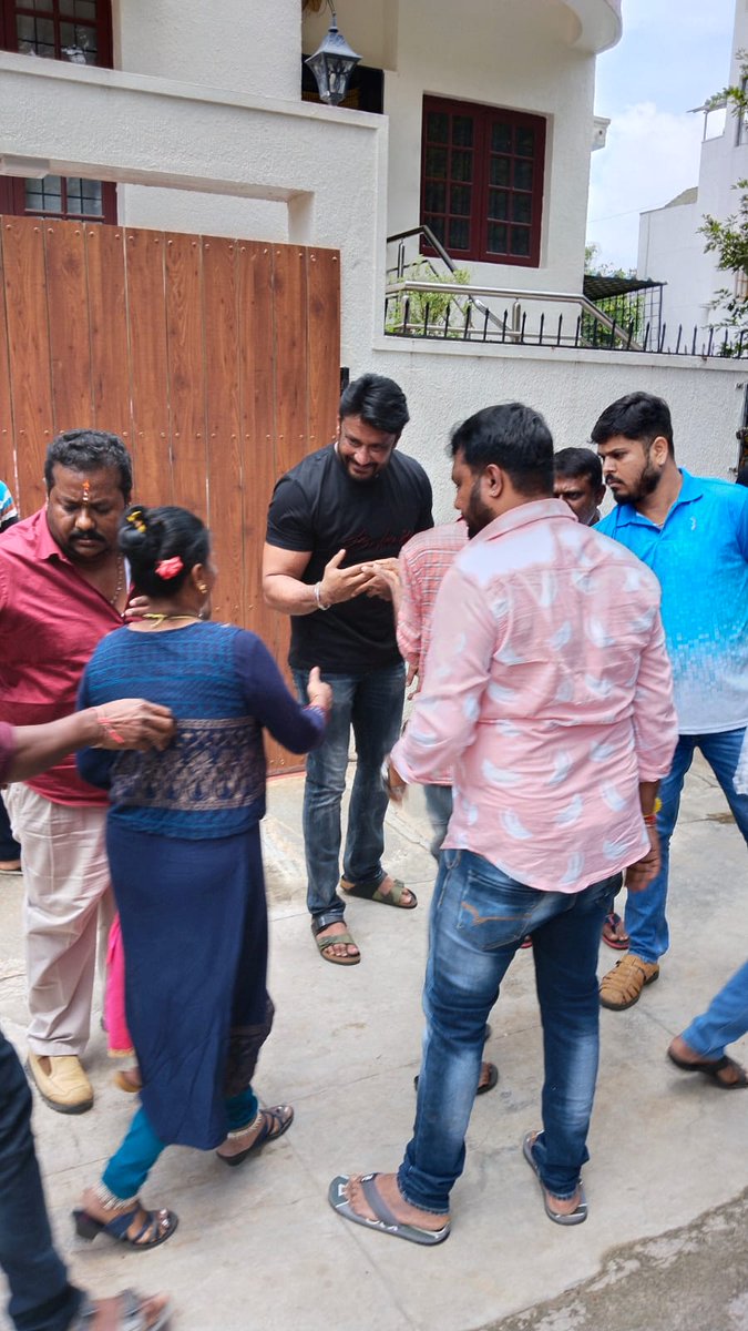 AbhiDBoss_7999's tweet photo. Boss 😍🤩

#DBoss #Kaatera @dasadarshan https://t.co/c9yjv5dDk3