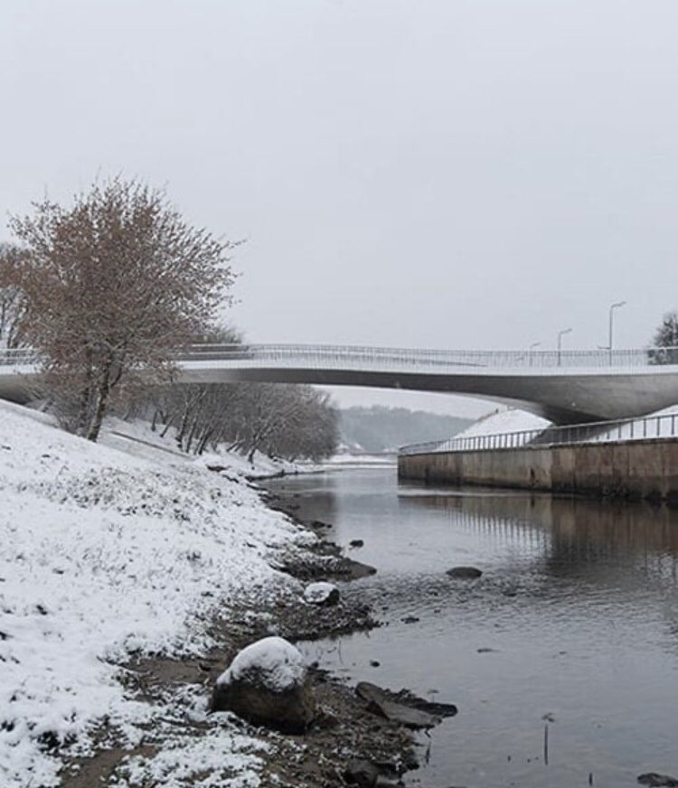 🔘Realizado por los estudios About Architecture e Isora x Lozuraityte, el Bridge-Plaza es un puente sinuoso para peatones y ciclistas que une el centro histórico de la ciudad con el famoso “Parque de la Isla Nemunas” en Kaunas, Lituania.

¡#FelizLunes Báltico!