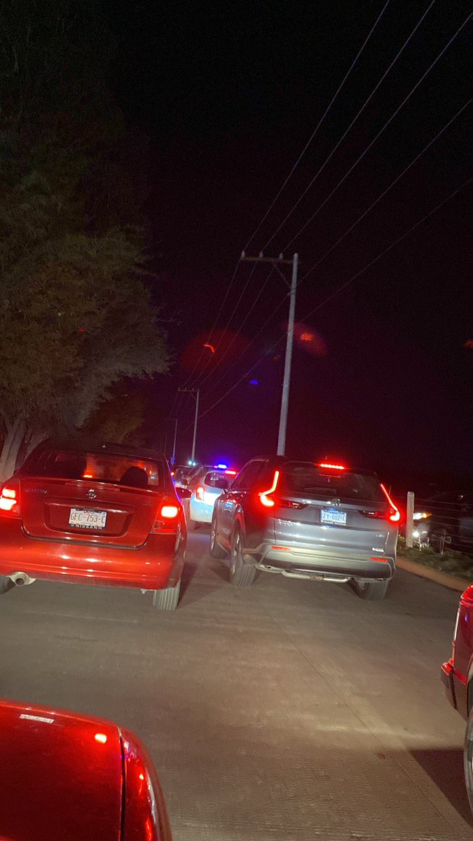 Pésima circulación, cero agentes viales para entrar a la <a href="/FENADUoficial/">brillito de amanecer</a>
 Más de dos horas en el coche.
<a href="/DMSPDGO/">DMSP DGO</a>