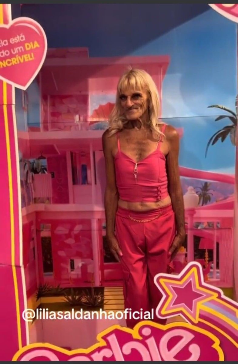 _xmemes's tweet photo. Acho que a barbie ficou muito tempo dentro da caixa :'( https://t.co/tmf2dC0PpB