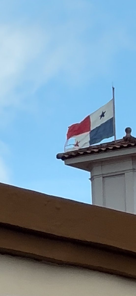 AlvaroAlvaradoC's tweet photo. Señor @NitoCortizo y @gabycarrizoj desde 1977, con los Tratados Torrijos-Carter, Panamá retomó el control del cerro Ancón y una de sus primeras acciones fue la de izar una gran bandera en la cima, como símbolo del fin al enclave colonial en la llamada Zona del Canal. Miren esto. https://t.co/r3BVO4ymKE