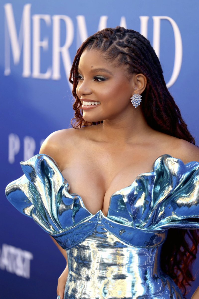 Many people ignore that Halle Bailey was the only female lead before #Barbie with a movie in the top-grossing blockbusters of the year, $556M and she did it with a whole hate campaign behind 

time to put some respect on her name, cause they’re leaving her out of the conversation