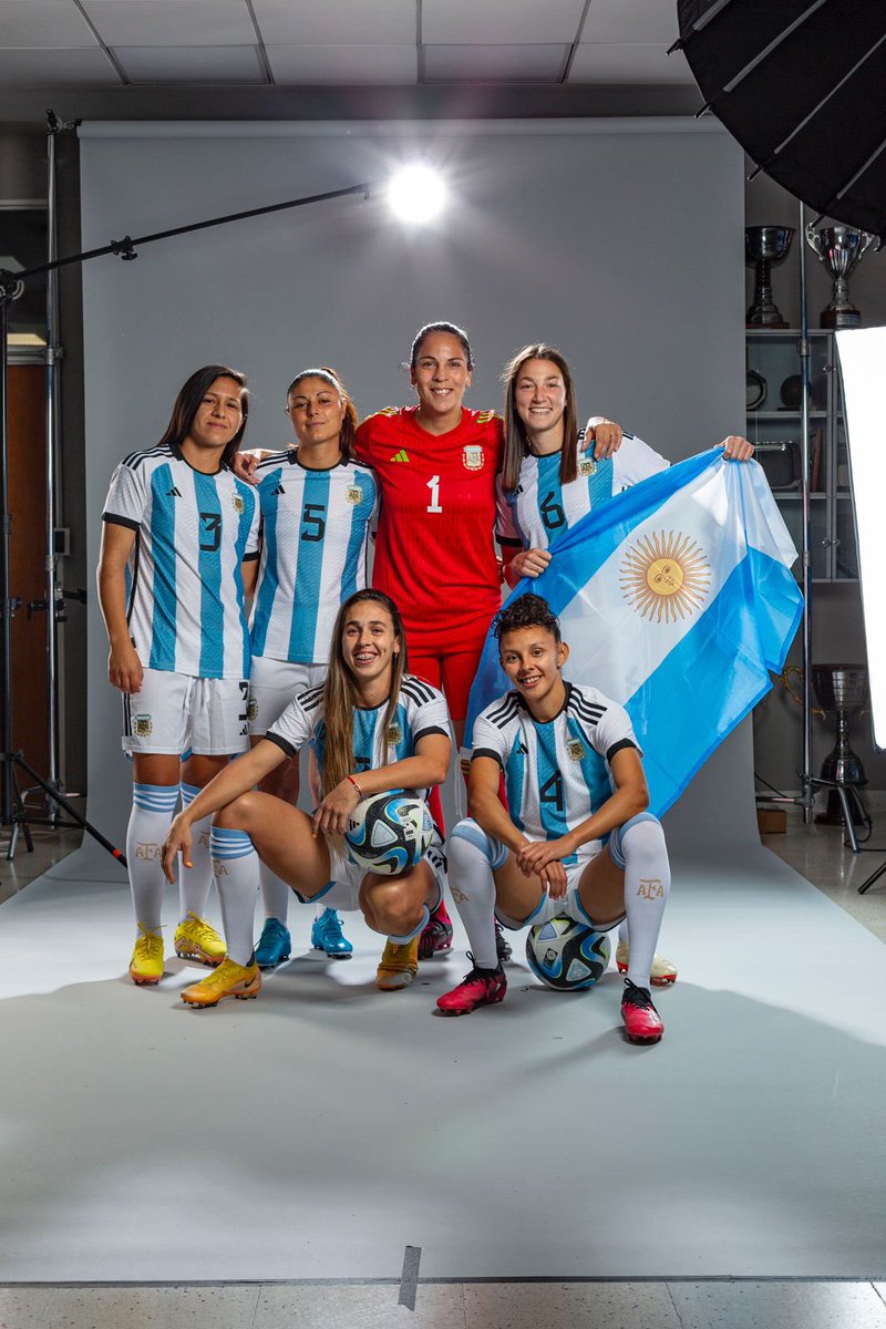AtaqueFutbolero's tweet photo. HOY DEBUTA ARGENTINA EN EL MUNDIAL. 

VAMOS LAS PIBAS. 🇦🇷🫶🏼 https://t.co/2fGvKUNW2V