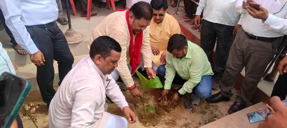 babbu_bhaiya's tweet photo. #आओ_हम_सब_मिलकर_पौधों_को_रोपित_करें 

वृहद वृक्षारोपण जन अभियान-2023 के अन्तर्गत पंचायती राज विभाग द्वारा ग्राम पंचायत रिजोला क्षेत्र में उपजिलाधिकारी दातागंज एवम साथियों के साथ पौधारोपण किया और क्षेत्र के बुजुर्गों एवम गणमान्य व्यक्तियों का सम्मान किया |
#MYogiAdityanath https://t.co/qkum7RKKAF