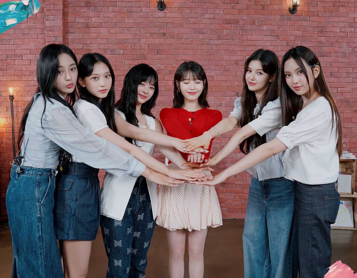 chatshirelore's tweet photo. NewJeans youngest member Hyein was born the year IU debuted as an idol and yet IU looks like she could be the maknae in this picture https://t.co/AWpXeHti7h