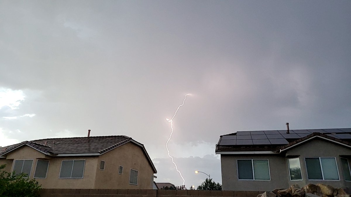 Enjoying an evening #thunderstorm in southwest #Vegas 
#Weather #thunderstormwx #vegasweather #Lightning #vegaswx
