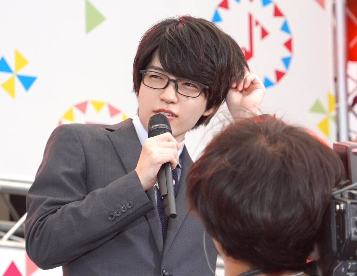 oricon's tweet photo. 西畑大吾、"相棒"松村北斗のアクスタと一緒に登壇❣「“南くんの恋人”みたいな…」

👓罰ゲームで松村＝倒理の誇張モノマネ披露も、雑音入り半スベリ「一番嫌！」😫
https://t.co/SiaMvzkawI

#西畑大吾 #なにわ男子 #SixTONES #松村北斗 #ノッキンオン・ロックドドア #ノキドア @oshidoraEX https://t.co/smkyT7SjOF