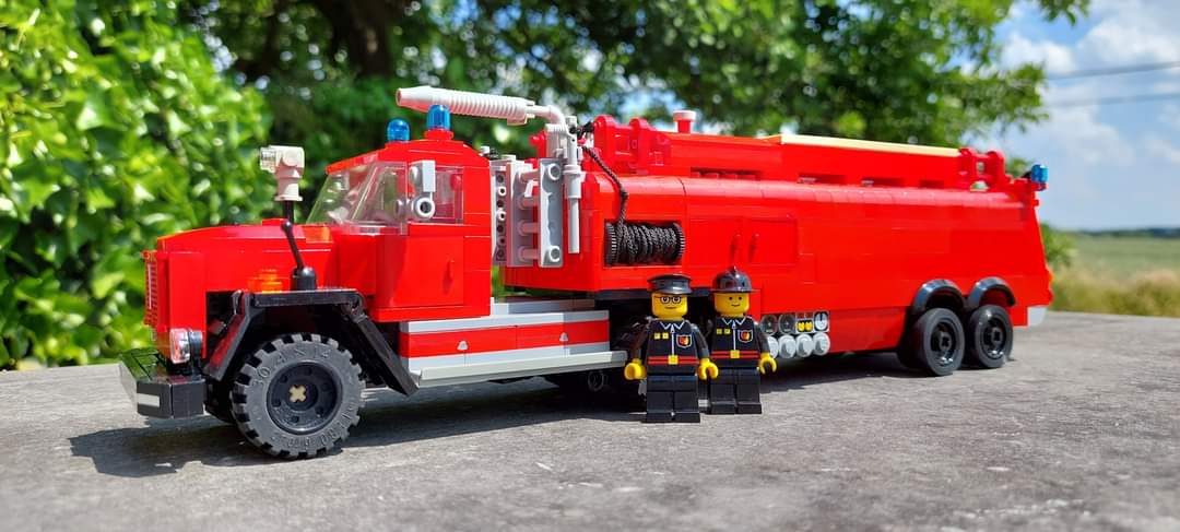 teambestioles's tweet image. #LundiMotivation

On profite d'être en vacances 🏖 pour "fabriquer" de magnifiques reproductions de #bestioles 🚒 en #LEGO 🧱 comme ce FLF 24 S-4 carrossé par @magirus_group en 1961 et affecté à l'usine chimique géante de Hoechst en 🇩🇪.

Bonnes vacances, Belle semaine à tous 😉