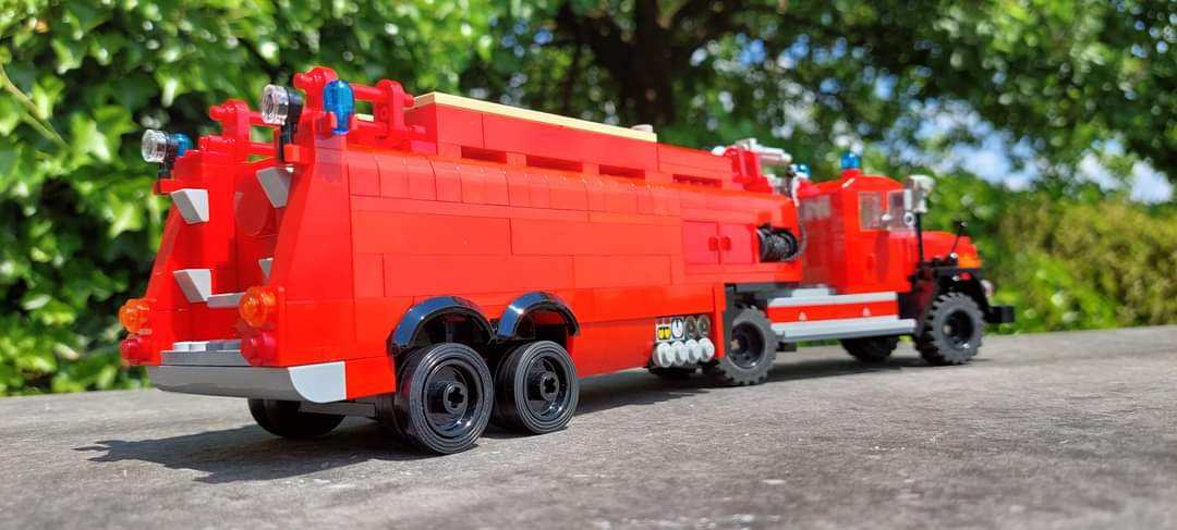 teambestioles's tweet image. #LundiMotivation

On profite d'être en vacances 🏖 pour "fabriquer" de magnifiques reproductions de #bestioles 🚒 en #LEGO 🧱 comme ce FLF 24 S-4 carrossé par @magirus_group en 1961 et affecté à l'usine chimique géante de Hoechst en 🇩🇪.

Bonnes vacances, Belle semaine à tous 😉