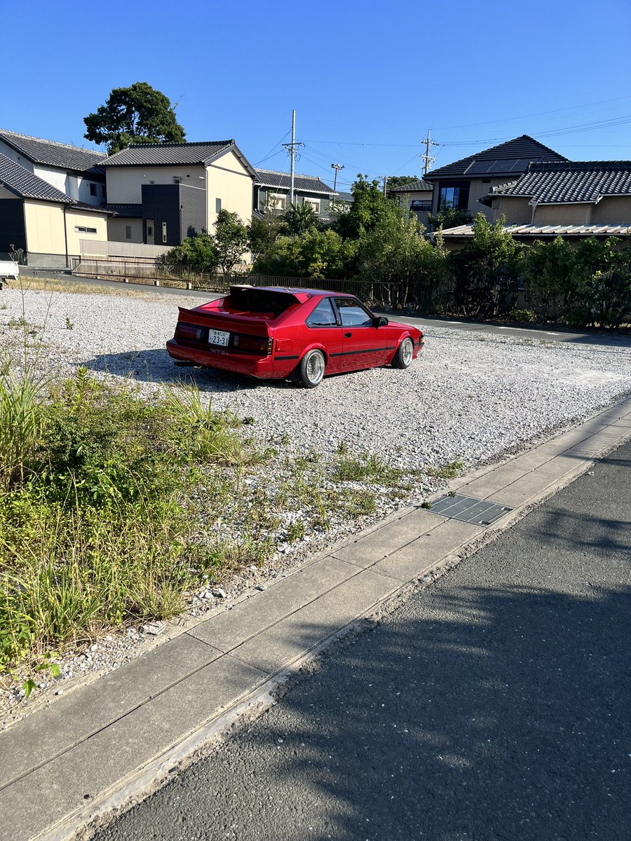 field99929's tweet photo. セリカxx完成しましたサイドステップつけてから写真撮ってないですが
前後ナロー化　フレームスライス　エンジンミッションメンバーリアメンバー上げマフラートンネルcノッチ
全塗装キャンディレッド黒い部分は全てパールブラックワンオフハネ
買ってから3ヶ月くらいかかったけど満足です　#セリカxx https://t.co/FAHqaXEs7I