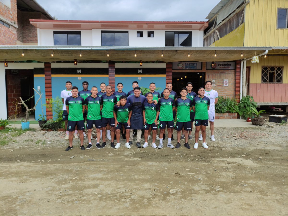 DannyCorrea25's tweet photo. ⭕Apoyando al fútbol profesional de Zamora Chinchipe. ⚽🏟️🇪🇨🥅
Hoy compartimos un lonch con (Club Profesional de Fútbol Los Ángeles) en las instalaciones de @PermatreeTipika @WalterVillacis_ 
#futbolprofesional
#yantzaza
#zamorachinchipe
#deporte
#salud https://t.co/qVo8vVdY7M