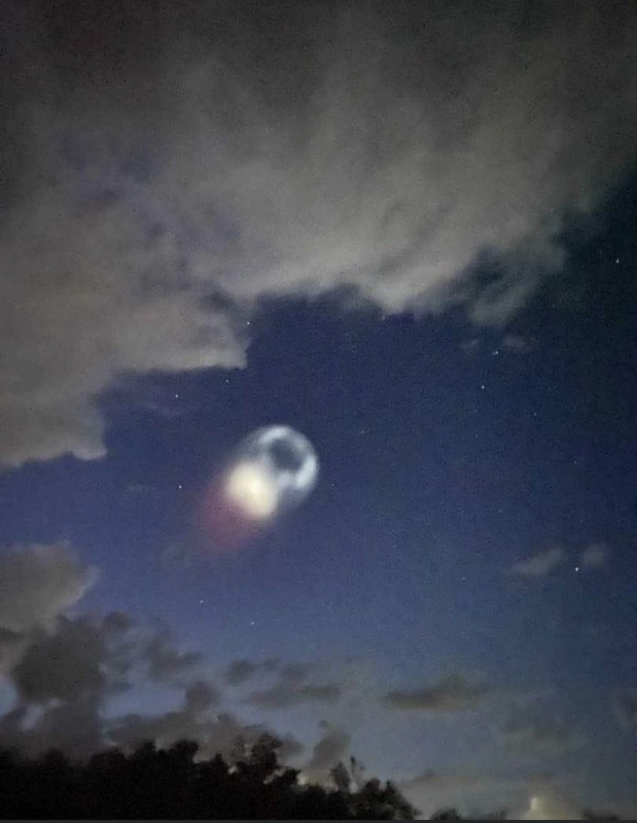 yadithvaldez's tweet photo. 🌌 SORPRENDE OBJETO LUMINOSO EN EL CIELO AL SUR DE MONTERREY 🌌 

Hace unos minutos, habitantes de la Colonia Estanzuela, y del sur del Estado, en Hualauises y Montemorelos, Nuevo León, captaron este objeto luminoso atravesando el cielo. 

Conforme pasan los segundos, el objeto toma forma de esfera, para finalmente desvanecerse…

Varias personas manifestaron su asombro, al observar este objeto hace unos minutos en estos puntos de Monterrey y al sur de Nuevo León.

Alguien más lo observó?

Se trataría del lanzamiento de satélites … 

HERMOSO ESPECTÁCULO 🤩