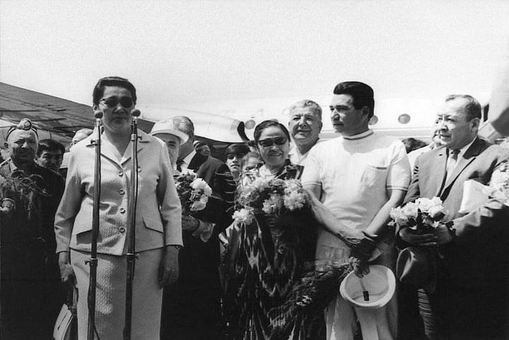 На фото министр культуры Кырг.ССР Кулийпа Кондучалова и народный писатель Чынгыз Айтматов с участниками V фестиваля искусств "Ала-Тоо жазы". Г.Фрунзе, 1974 год.