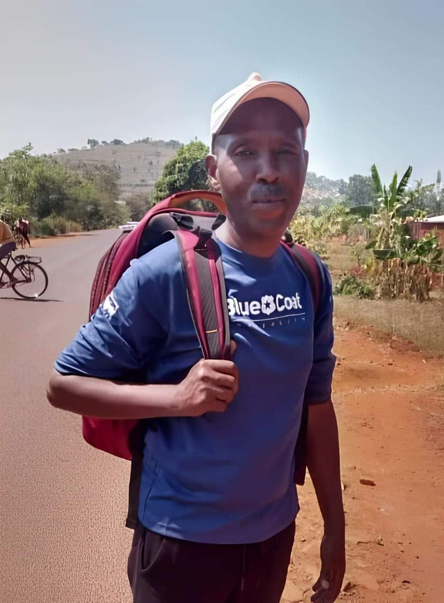 IrisNews_'s tweet image. 🎯 Yihaye ihangiro ryo kuzunguruka Uburundi bwose n'amaguru muri kino kiringo c'ici. 

👀 Uyo ni Maniragaba Léonidas, umwigisha wo mw'iseminari Papa Pio wa Cumi ntoya ya #Muyinga. 

✍️ Urwo rugendo yise "Tour du Burundi pour l'Éducation" akaba yaruhereye i #Muyinga kw'igenekerezo