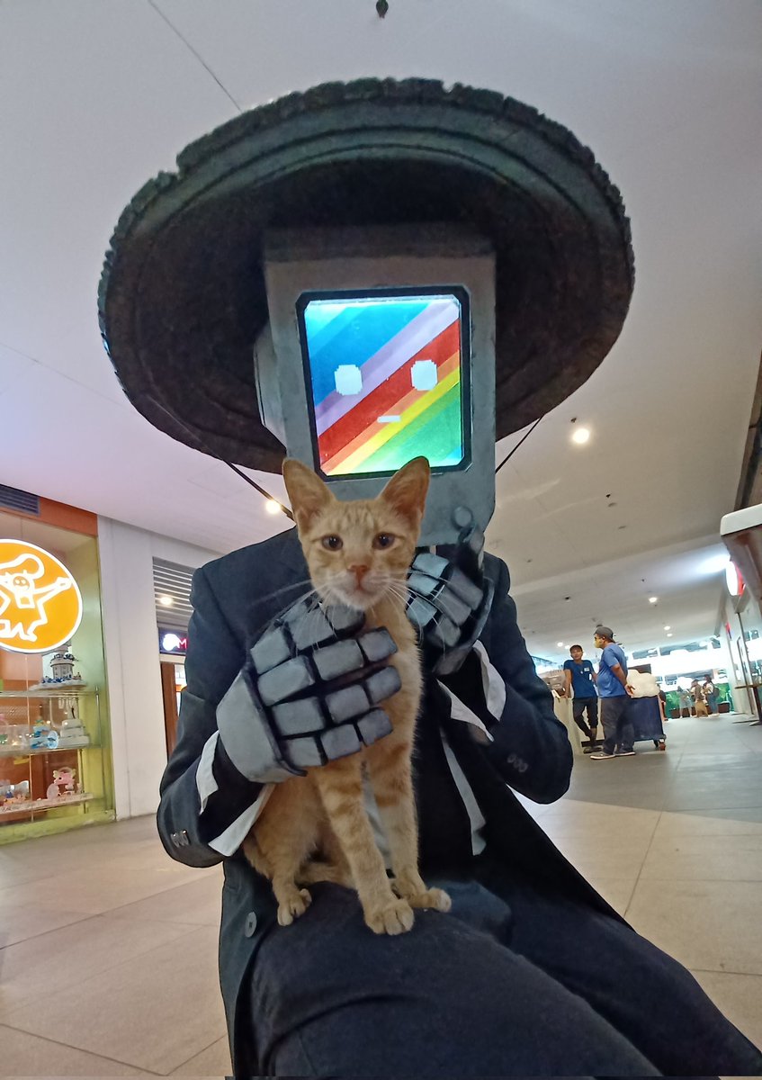 SeaMoon_exe's tweet photo. I FINALLY MET THE STAR OF THE GAME

📷: Vhynz
#Stray https://t.co/BWnOy9tuft