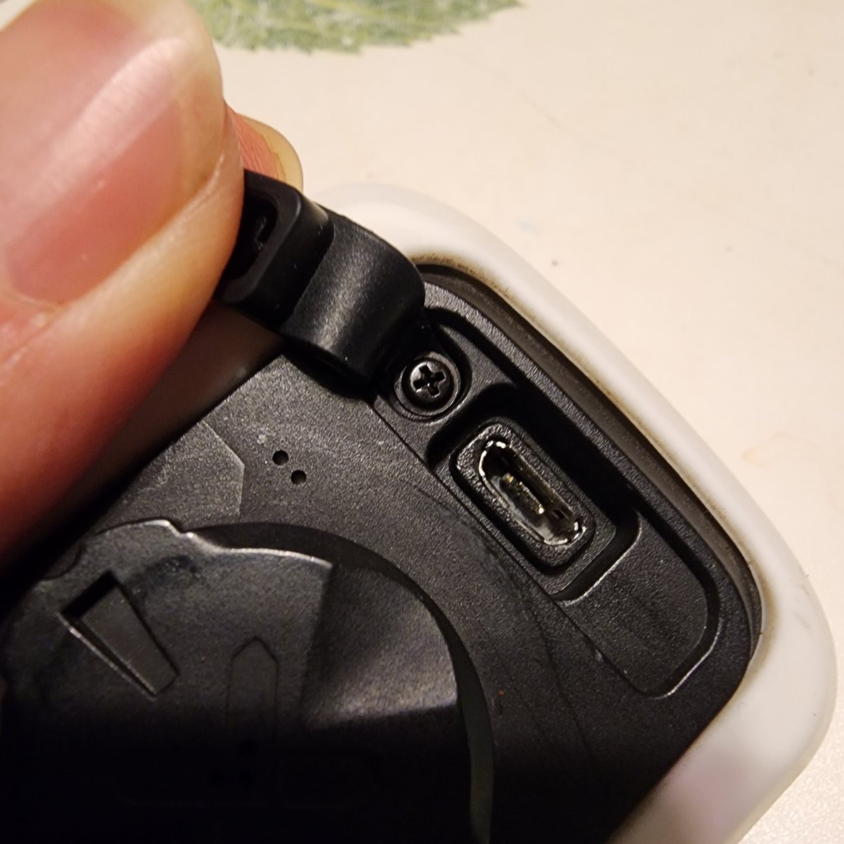 nekoskyTokyo's tweet image. #microUSB の給電口がバカになったみたいで新品のケーブル使っても充電できない！
どうしたらいい！！
