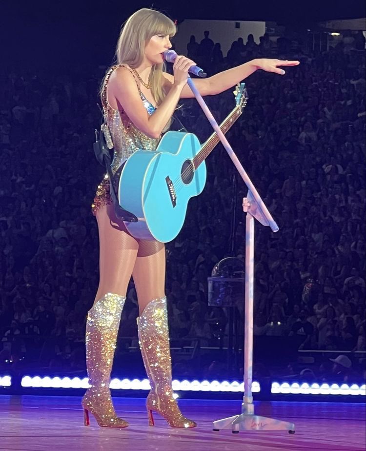 TS13ontour's tweet photo. Blue Lover guitar for #TSTheErasTour #SeattleTSTheErasTour #SeattleN2
via @taylorssflorals https://t.co/p9xmAgVkE8