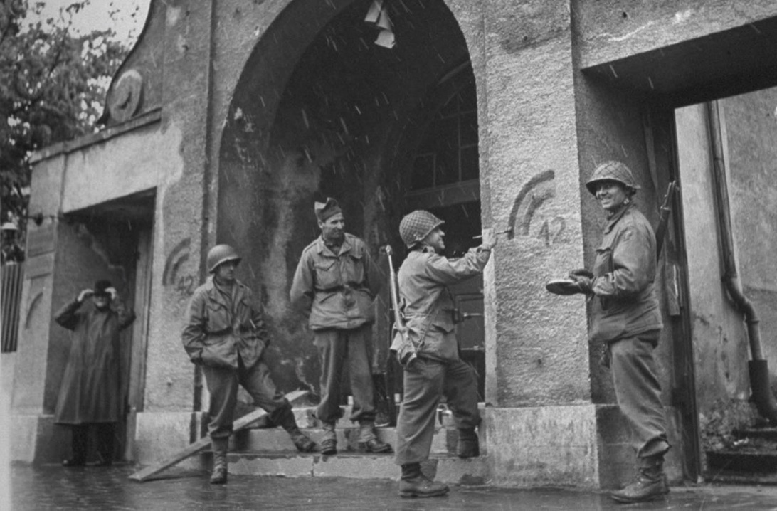 Jason_R_Burt's tweet photo. In May of 1945, soldiers of the 42nd Infantry Division paint their rainbow insignia on the building where Adolf Hitler staged the Beer Hall Putsch in 1923, his failed first attempt to seize power. 🪖 https://t.co/X5ofITdRDf