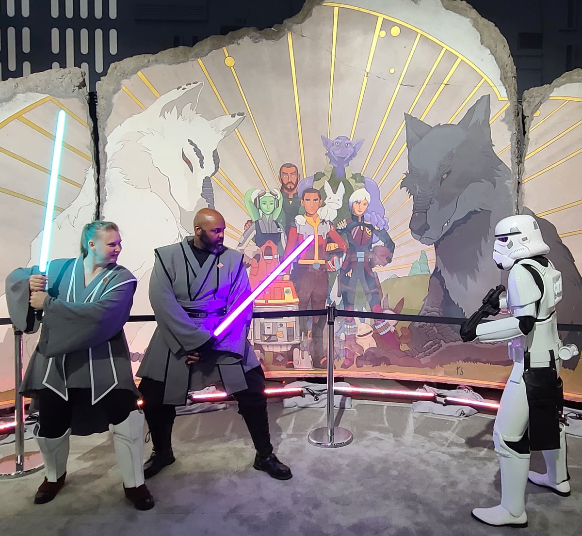 kuron0vash's tweet photo. We got caught
#starwars #jedi #lightsaber #cosplayover30 #couplescosplay #marriedlife #stormtrooper https://t.co/2JXyAaxyBq
