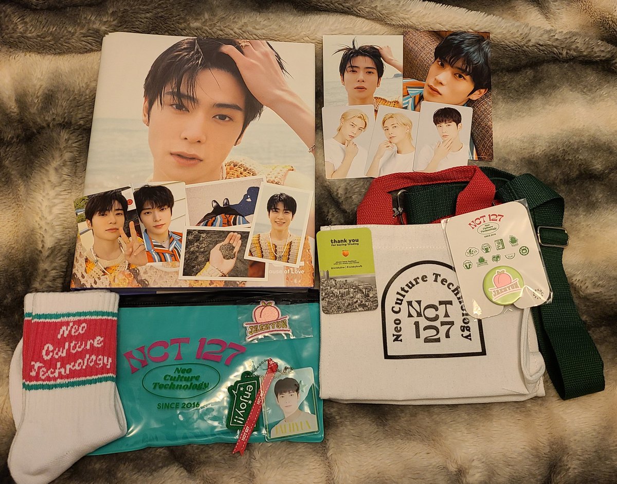 myeonmoons's tweet photo. tysm admin 🍑!! everything arrived safely💓 @nctskyline #nctskylinefb https://t.co/lE4diemMts