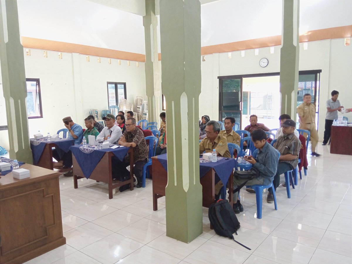 Bersama Asosiasi LKM A Kabupaten kendal dan Dinas Perdagangan Koperasi dan Ukm menghadiri kegiatan Focus Group Discussion yang berlokasi di Desa Tambahrejo, Kec. Pagerruyung, Kab. Kendal. 
@kemenkopukm 
@diskopukmjateng 
@penyuluhkoperasi 
@ppkljawatengah 
@disdagkopukmkendal