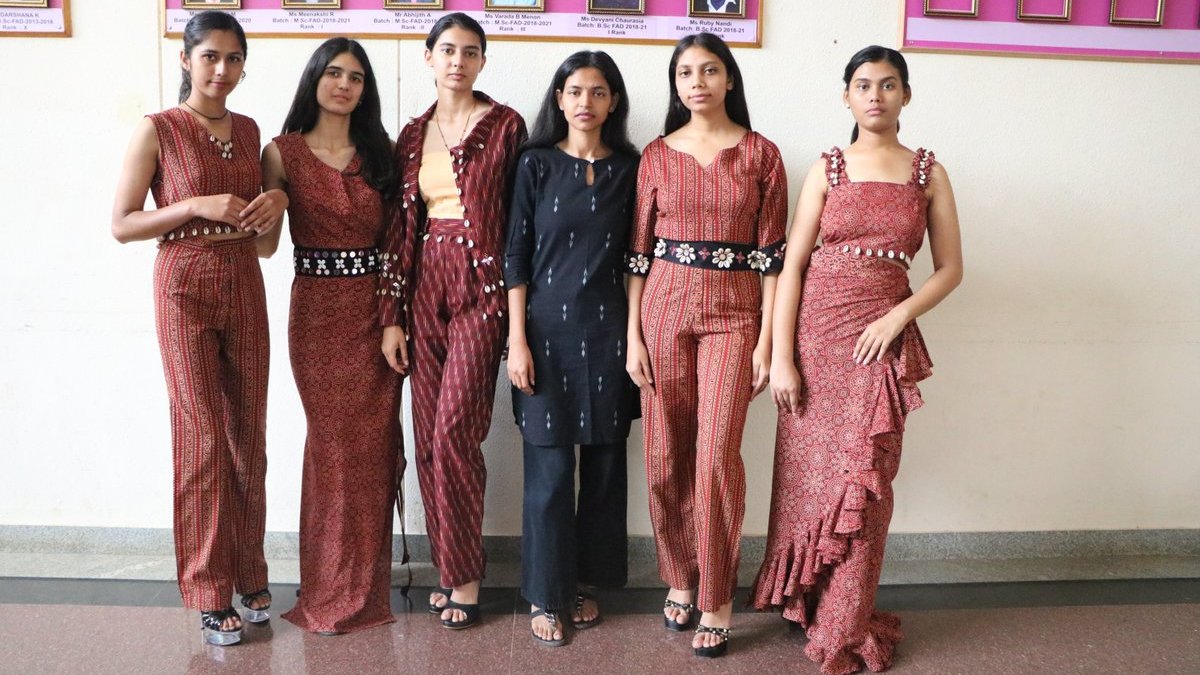 Aifdbangalore's tweet photo. Design collections at #aifd! #Aug03
Traditional textile version 2.0- Sulekha #designdapple2023 #07daystogo #areyouexcited #cantwait #staytuned #designerinaction #fashiondesigner @adgpi @IaSouthern @area_db @nssibia @IAF_MCC @IndiannavyMedia @Prodef_blr @PIBBengaluru https://t.co/VQACcQ6O2q