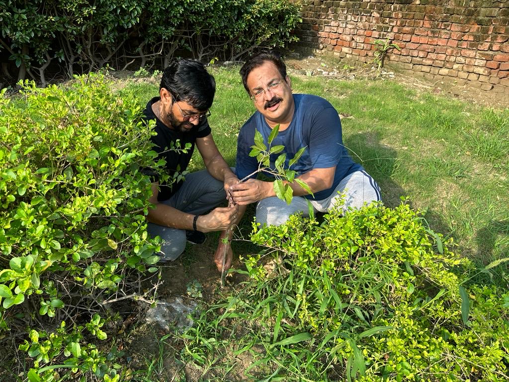 thakur_ustomar's tweet photo. एक छोटी पहल पर्यावरण बचाने हेतु।
इंदिरापुरम मंडल गाज़ियाबाद मैं पूरी टीम के साथ विभिन्न स्थानों पर वृक्षारोपण करते हुए।
⁦@myogiadityanath⁩ ⁦@myogioffice⁩ ⁦@gdagzb⁩ ⁦@AMRUTCityGzb⁩ ⁦@BJP4India⁩ ⁦@manojdagabjp⁩ ⁦@Gen_VKSingh⁩ ⁦ https://t.co/2IJMsF8zv7