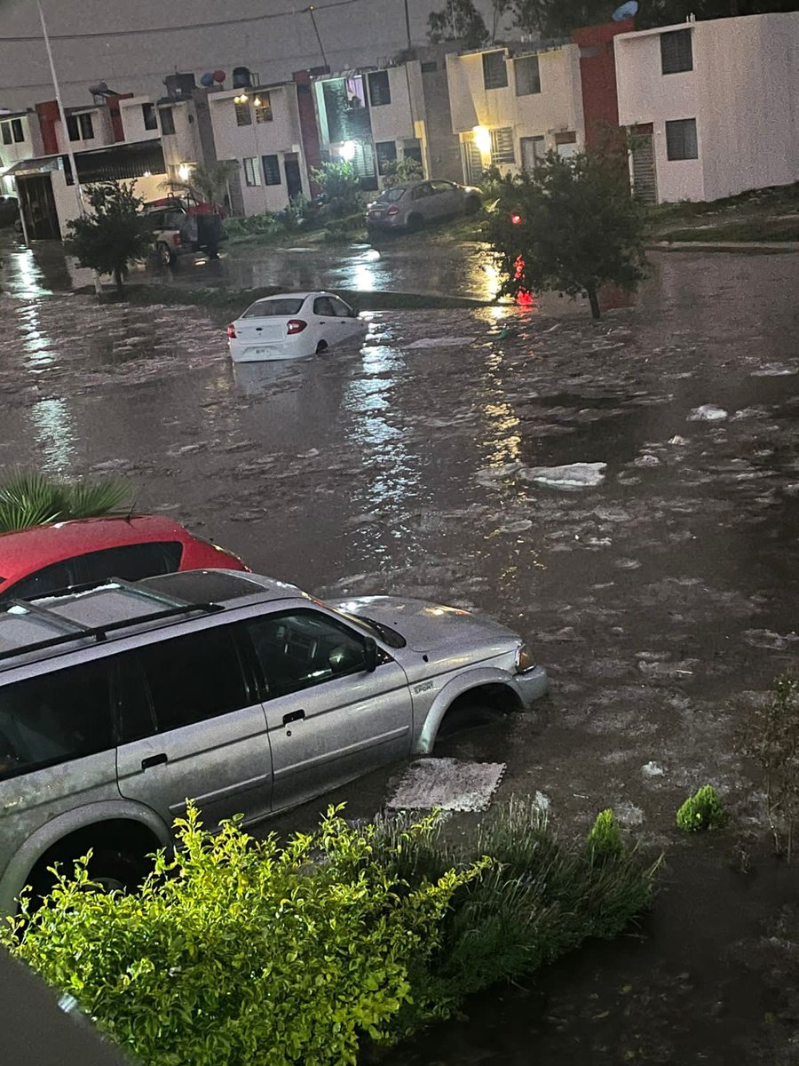 DavidOchoaD's tweet photo. Alcalde @JuanJoseFrangie
En Treboles, Zapopan vivimos con incertidumbre y es que la constructora @TyAOficial no ha podido hacer nada contra las inundaciones
Van 4 donde perdemos patrimonio y a la inmobiliaria de José Errejón Hernández y Beatriz Eugenia Alfaro parece no importarle https://t.co/5Y4ZI2SnEf