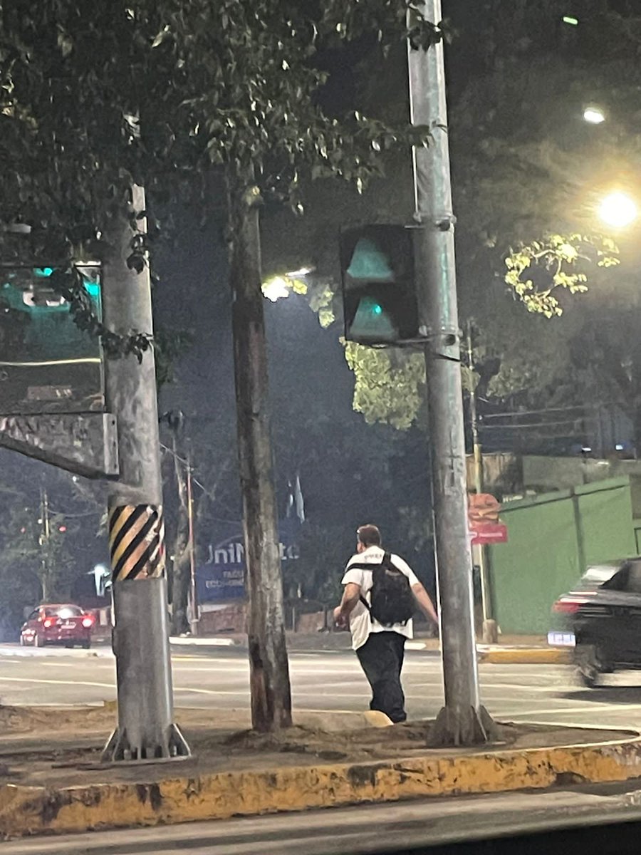 wravinovich1's tweet photo. Los hinchas pasamos de todo. Caminar varias cuadras con temor que te asalten. Subir a la estribera de un bus que pase cerca de tu ciudad. Buscar luego #bolt #uber NO SOY EJEMPLO pero #Olimpia me dio tantas alegrías. Que todo vale. Esperemos levantarnos de está #FuerzaOlimpia https://t.co/DQpuMPDK6N