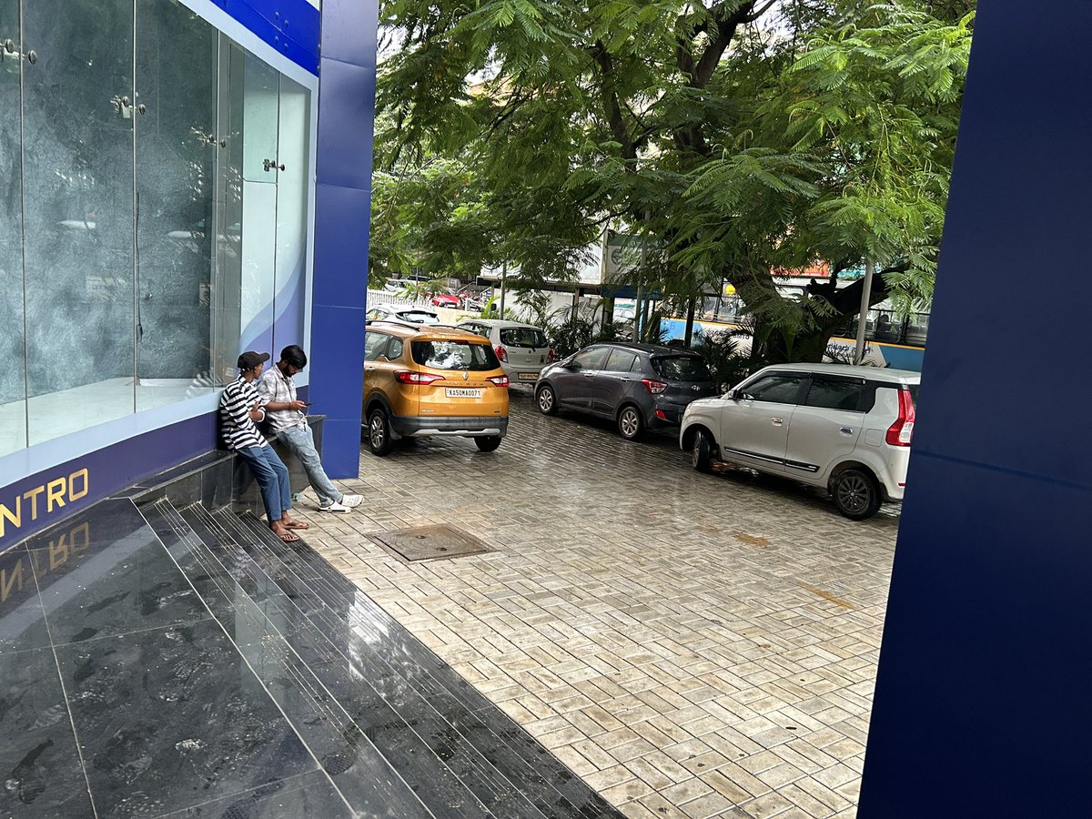 deep2483's tweet image. Please don’t visit INOX Garuda Mall Yelahanka for any movies or shopping. The mall mgmt keeps the door of Fire exit closed on one side. cars are parked on the peripheral road which will block any emergency vehicle entry @INOXMovies . @BlrCityPolice @KarFireDept take an action
