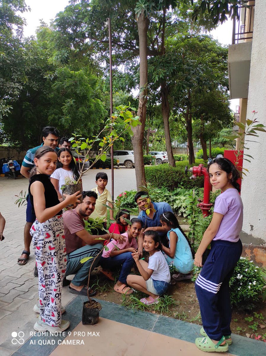 MCManesar's tweet image. “To plant trees is to give body and life to one’s dreams of a better world.” – Russell Page

Citizens at Vipul Lavanya planted saplings with a oath to take care of these untill they becomes trees. #SwachhSurvekshan2023Manesar #manesar_mane_saaf #MissionLiFE #ChooseLiFE