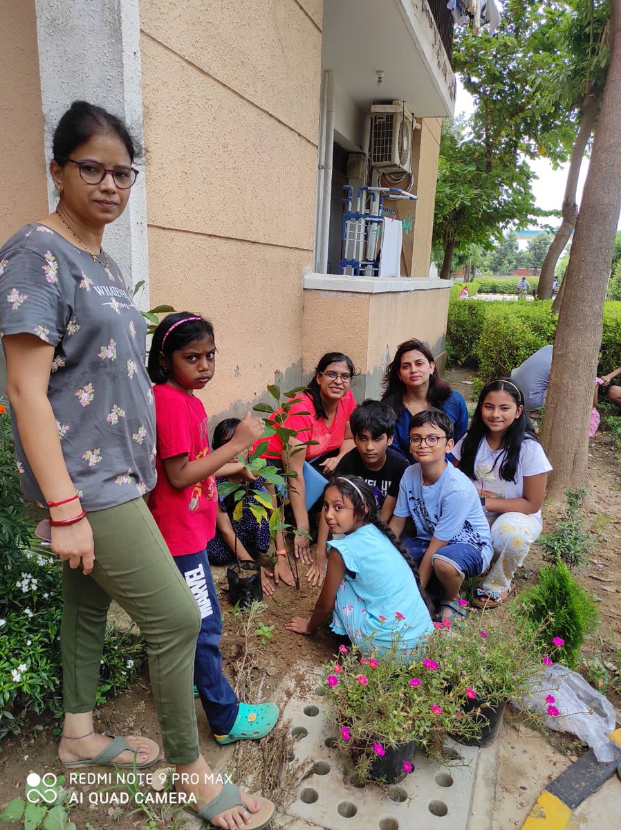 MCManesar's tweet image. “To plant trees is to give body and life to one’s dreams of a better world.” – Russell Page

Citizens at Vipul Lavanya planted saplings with a oath to take care of these untill they becomes trees. #SwachhSurvekshan2023Manesar #manesar_mane_saaf #MissionLiFE #ChooseLiFE