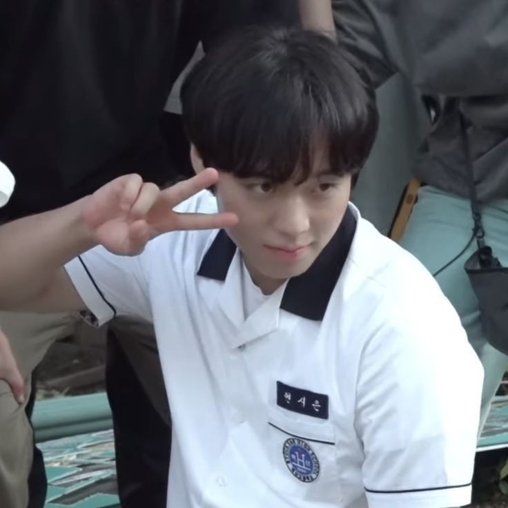 quackhoon's tweet photo. #shse au

Suho has been a may since 2 years ago, until one day he realizes that his best friend Sieun looks eerily similar to his favorite kpop idol: Park Jihoon. https://t.co/JruhFEG1LQ