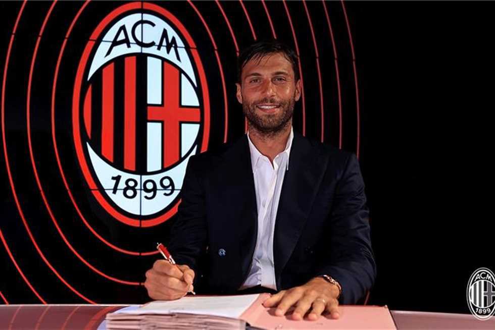 خساره من مدريد من2-0الى3-2 شي غريب والله اخطاء غريبه الهدف الاول يتحمله سبورتيلو بلا شك والهدف الثالث بغلطه من سيمون دفاع غريب صراحه شوارع🤔

وتنظيم دفاعي سيئ من بيولي كارثه اليوم اتمنى كل لاعب يتعلم من غلطه بس وهاردلك ميلانيستا💔