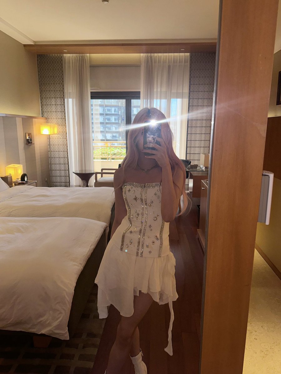 Yireof's tweet photo. This girl embraces her confidence as she captures a mirror selfie, adorned in a stunning dress that complements her radiant smile. The elegance of her outfit is only matched by the beauty that shines from within, making her the true focal point of this captivating moment. https://t.co/XZPRJApX1q