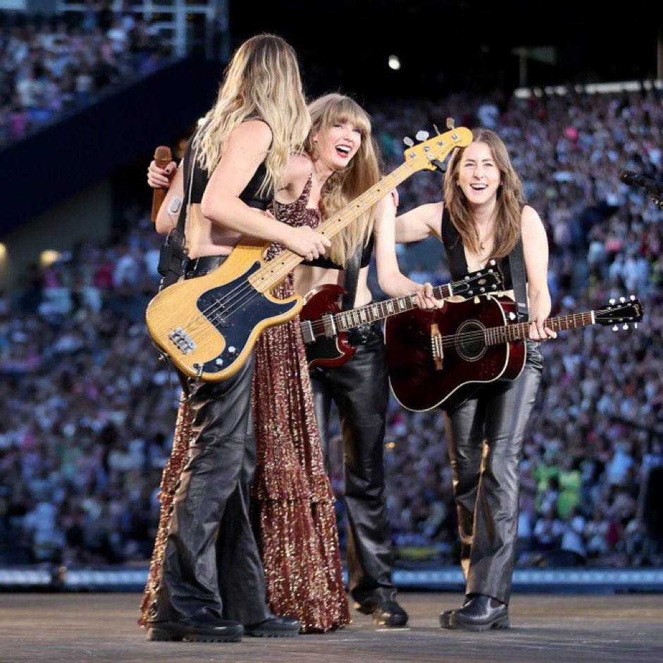 SwiftNYC's tweet photo. Taylor brought out HAIM again during the Evermore set for “No Body, No Crime” for Seattle Night 2! #TSTheErasTour https://t.co/r5zGc1fhja