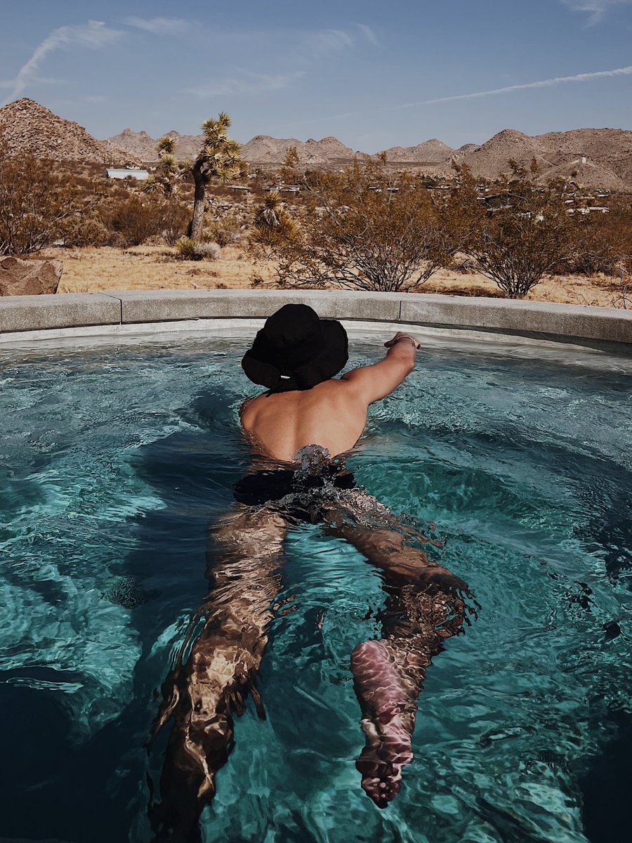 beettoo___'s tweet photo. let’s go for a swim https://t.co/mh6n1qoxQW